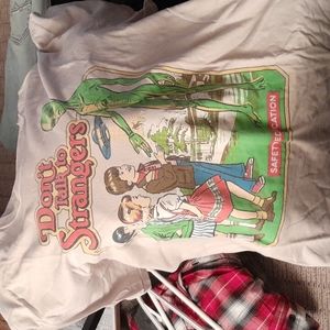 2xl don't talk to strangers alien shirt